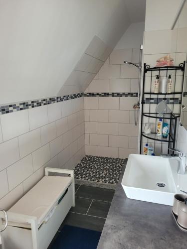 a bathroom with a sink and a bath tub at Ferienhaus Hildegard & Horst - Urlaub im Herzen des Fichtelgebirge in Hohenberg an der Eger