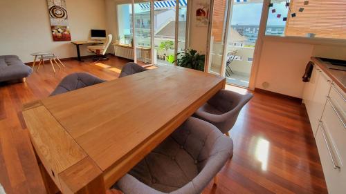 Luxury Apartment * Quiet * View * Heart of Annecy * 2 steps from the Lake * * * *