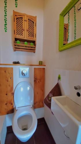 une salle de bain avec des toilettes blanches et un lavabo dans l'établissement Luxury Apartment * Quiet * View * Heart of Annecy * 2 steps from the Lake * * * *, à Annecy