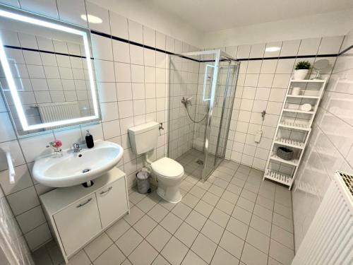 ein Bad mit einem Waschbecken, einem WC und einer Dusche in der Unterkunft Ferienwohnung Augenblick - Stylisches Apartment in der besten Altstadtlage von Erfurt in Erfurt