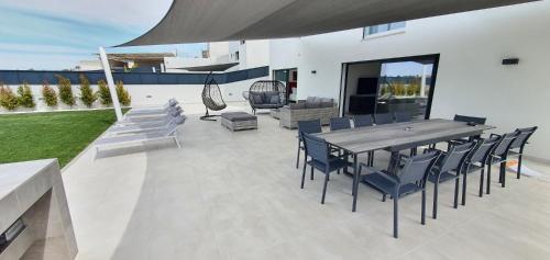 Sky Villa by Laranjal Rentals