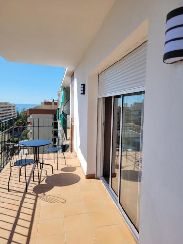 einen Balkon mit einem Tisch und Stühlen auf einem Gebäude in der Unterkunft Marbella Centro in Marbella