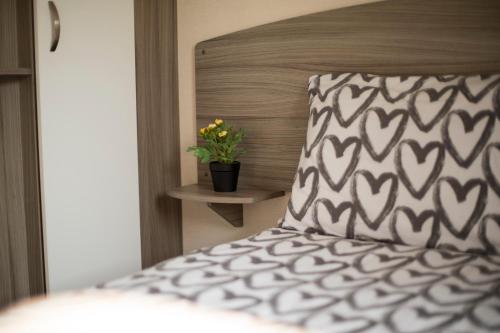 Un pat sau paturi într-o cameră la 41 Orchard Bank, 3 bed, Rockley Park Poole