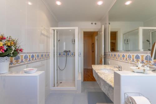 a large bathroom with two sinks and a shower at Room Elciego in Elciego