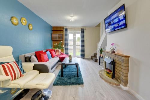 a living room with a couch and a tv at 3-bed House, sleeps 8, Next to Park in Northampton