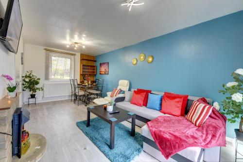 a living room with a couch and a table at 3-bed House, sleeps 8, Next to Park in Northampton