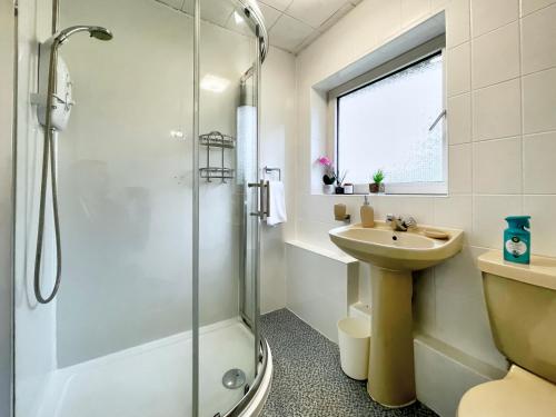 ノーサンプトンにある3-bed House, sleeps 8, Next to Parkのシャワーと洗面台付きのバスルーム