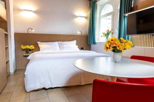 Una cama o camas en una habitación de River Residence