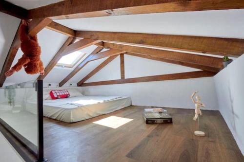 מיטה או מיטות קומותיים בחדר ב-Trie Vineyard Cottage
