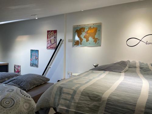 Postel nebo postele na pokoji v ubytování Loft exceptionnel à Wépion avec jacuzzi extérieur et cabine infrarouge