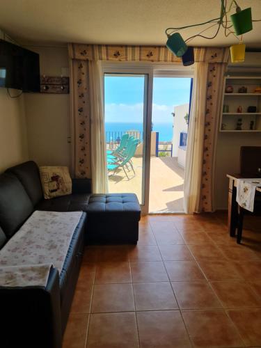 ein Wohnzimmer mit einem Sofa und Meerblick in der Unterkunft Casa Sacy in Villajoyosa