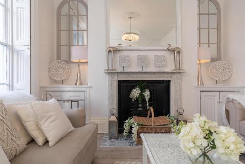 Ruang duduk di Gloucester Place Townhouse with Hot Tub!