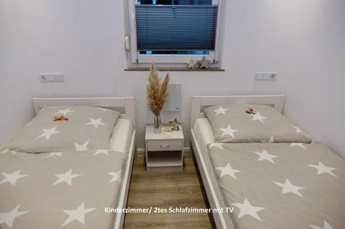 Un pat sau paturi într-o cameră la Schleibungalow Nr15 zw Ostsee und Schlei