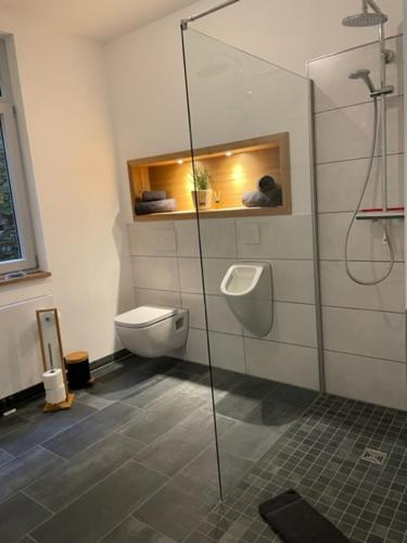 Bilik mandi di Ferienhaus Endertsesel