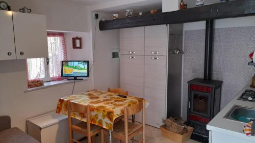 a small kitchen with a table and a stove at Casa Natalia in Caoria