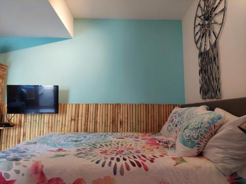 una camera da letto con un letto e un dipinto sul muro di Studio Pipper a Zandvoort
