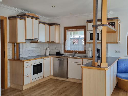Fotografie z fotogalerie ubytování Großzügiges Chalet mit Infrarotkabine in Lengdorf v destinaci Lengdorf
