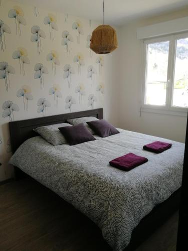 une chambre avec un lit avec deux serviettes dessus dans l'établissement Le Petit Cabanon, à Sapois