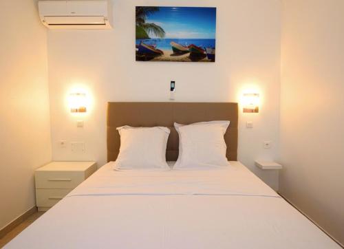a bedroom with a large white bed with two lamps at Appartement avec vue à Fort-de-France 30 m² et piscine partagée in Fort-de-France