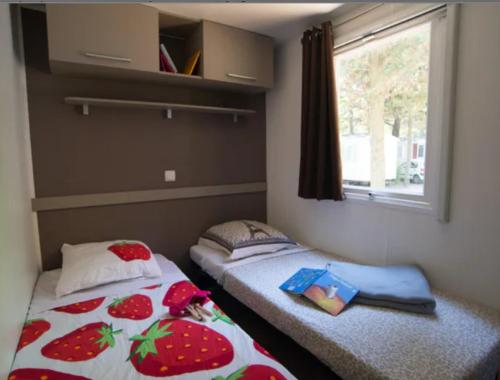 Cama ou camas em um quarto em Camping à Port La Nouvelle
