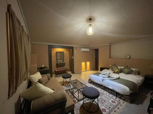 Postel nebo postele na pokoji v ubytování Sinam Desert Resort