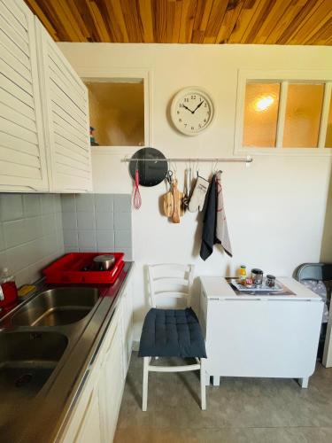 Dapur atau dapur kecil di Studio COSY avec parking et wifi gratuit