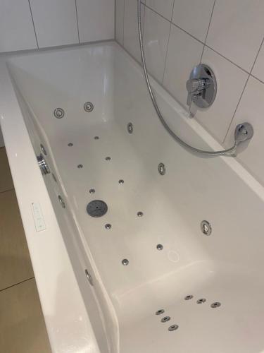 Bilik mandi di Apartment 13