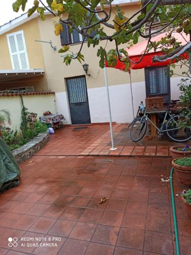 um pátio em frente a uma casa com um guarda-chuva em Camera nella movida del Pigneto, Roma em Roma