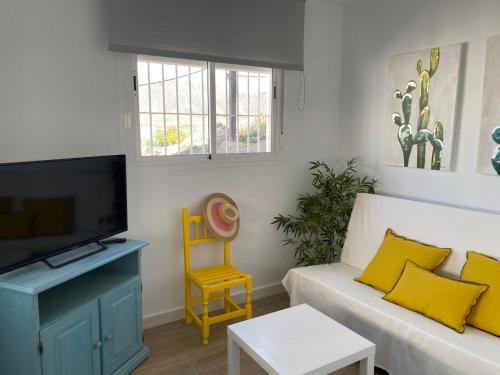 Televízia a/alebo spoločenská miestnosť v ubytovaní Apartamento Los Escullos