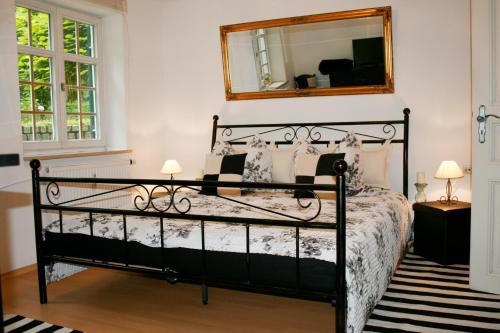 Кровать или кровати в номере Ferienwohnung zur BlauEnte