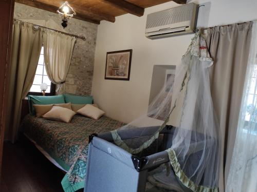 Postel nebo postele na pokoji v ubytování Koutouloufari Cosy Cretan Cottage