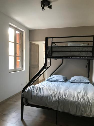 a bedroom with a bunk bed with two pillows at La Tranquillité proche Beauval et Châteaux de la Loire in Loches