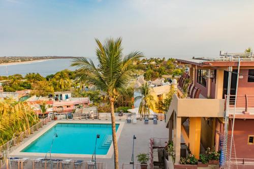 a view of the pool at a resort at Hotel El Mirador in Puerto Escondido