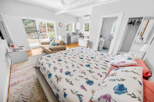 een slaapkamer met een bed en een woonkamer bij Cromwell Lite in Cooma