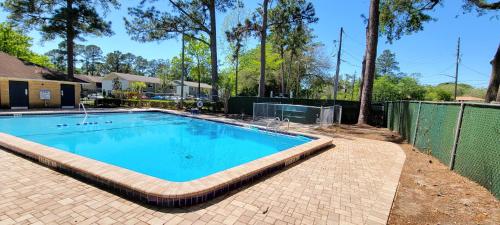 a swimming pool in a yard with a fence at Comfortable Townhome 2BR 1-5BA - Near UF & Shopping Dining in Gainesville