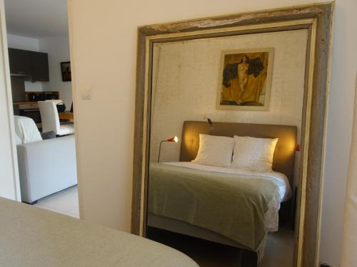 un reflet miroir d'un lit dans une pièce dans l'établissement Lovely Appartement with Balcony 5min train station, à Cannes