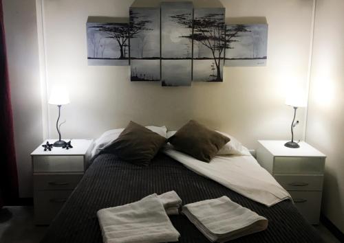 - une chambre avec un lit, 2 tables de nuit et 2 lampes dans l'établissement Amanecer del Fuego I, à Ushuaia