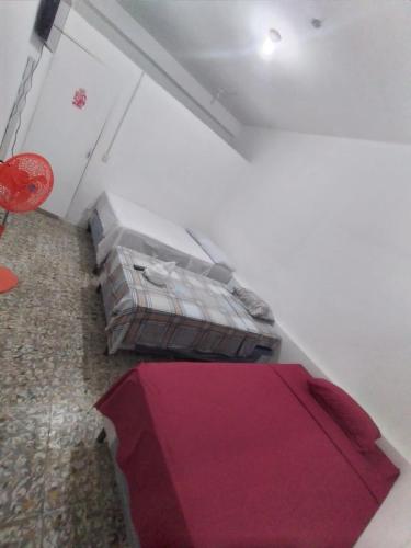 um quarto com uma cama com um guarda-chuva vermelho em Hotel Villa Aurora em Flores