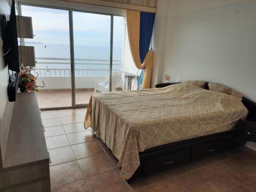 a bedroom with a bed with a view of the ocean at Carabelas de Colon con balcon grande y vista hermosa in Playas