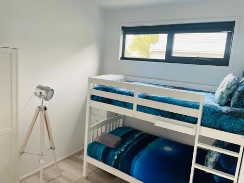 Un pat sau paturi într-o cameră la Farm Stay MAPLE Cottage at Wilindi Estate