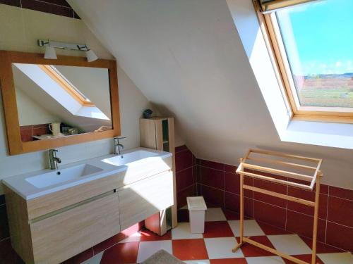 ein Badezimmer mit zwei Waschbecken und einem großen Fenster in der Unterkunft Cottage, St Nic-Pentrez in Pentrez