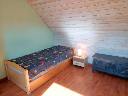 ein kleines Schlafzimmer mit einem Bett und einem Tisch in der Unterkunft Cottage, St Nic-Pentrez in Pentrez