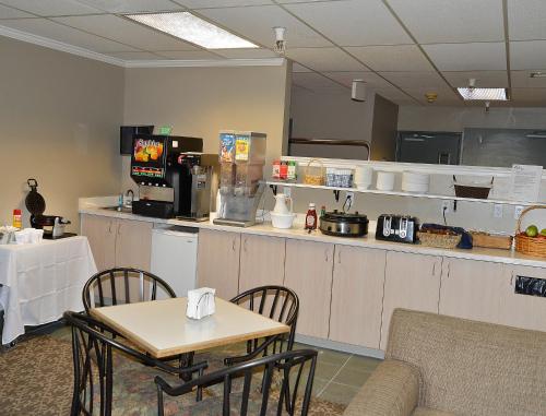 a kitchen with a table and chairs and a counter at The Great Falls Inn By Riversage in Great Falls