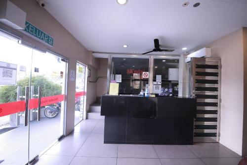 a store front with a black counter and a window at OYO 1010 Skudai Hotel in Skudai