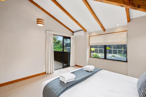 เตียงในห้องที่ Lake Escape - Taupo