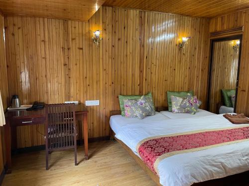 um quarto com uma cama e uma parede de madeira em Magnolia Residency em Darjeeling