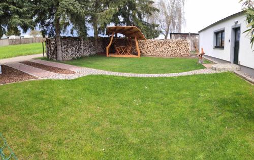 un giardino con parco giochi in erba di Ferienhaus Dobberzin nahe Mündesee ad Angermünde