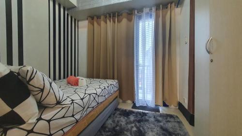 Säng eller sängar i ett rum på EZBeds Sea Residences TowerE