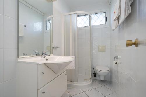 a white bathroom with a sink and a toilet at Paraiso en Cambrils Colibri Resort in Cambrils