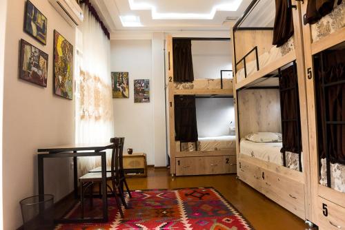 Postel nebo postele na pokoji v ubytování Old Radio hostel